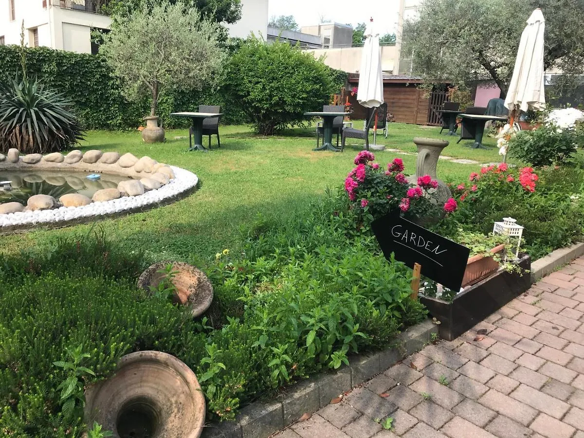 Bed And Breakfast D&D Cardano Al Campo 0*,  Ιταλία
